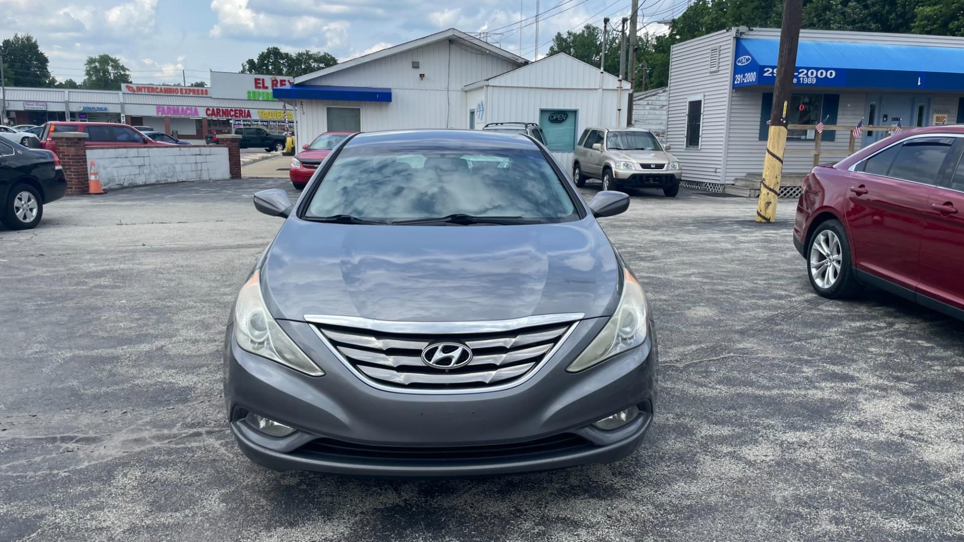 2012 GRAY Hyundai Sonata SE (5NPEC4AC4CH) with an 2.4L L4 DOHC 16V engine, 6-Speed Automatic transmission, located at 2710A Westlane Rd., Indianapolis, IN, 46268, (317) 291-2000, 39.885670, -86.208160 - Photo#1